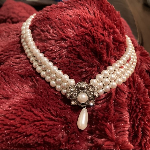 Gorgeous vintage 3-strand faux Pearl choker with matching pierced earrings - Picture 3 of 9